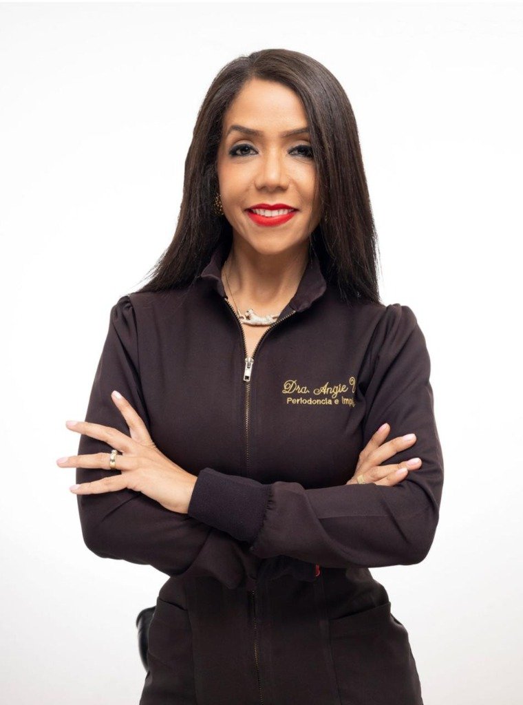 Dra. Angie Villa - Periodoncista e Implantóloga